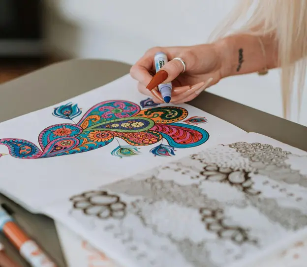 Femme utilisant des marqueurs pour livre de coloriage